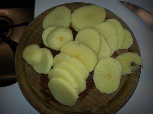 Geschälte und in Scheiben geschnittene Kartoffeln