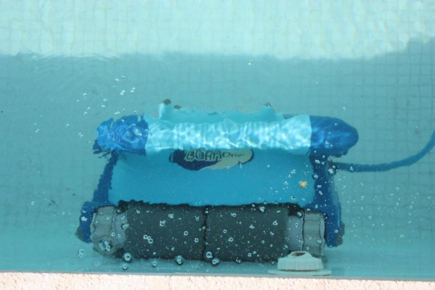 Poolroboter reinigt die Poolwand.