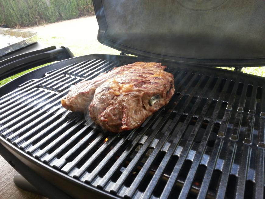 Ein dickes Steak auf dem Weber Gasgrill Q2200