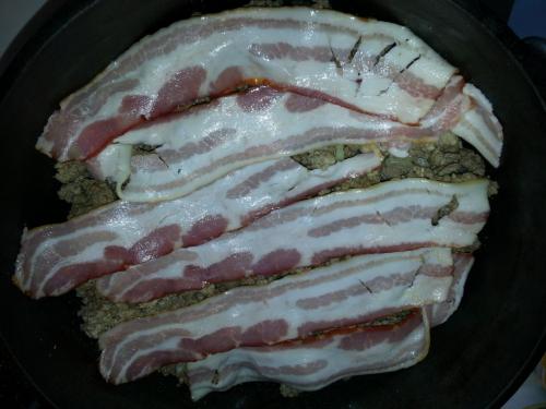 Die erste Schicht schliesst mit Bacon ab