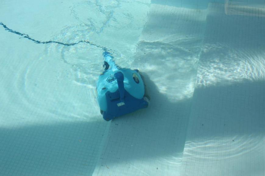 Poolroboter im Einsatz auf den Schwimmingpooltreppen