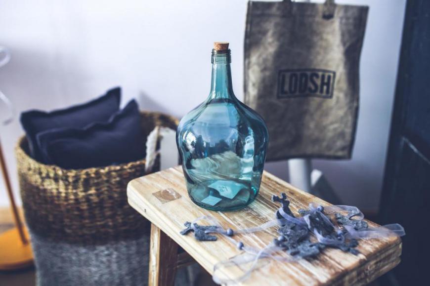 Blaue Glasflasche mit Korken