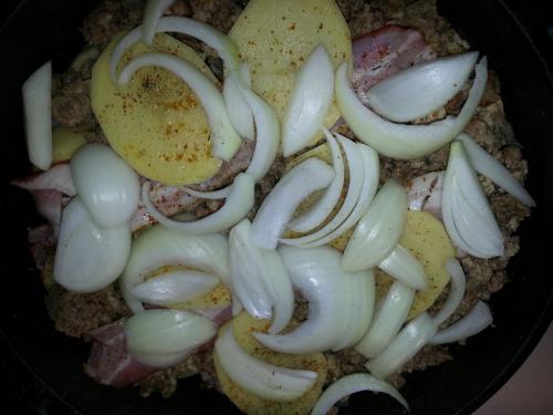 Die letzte Schicht vom Kartoffelgratin mit Bacon und Zwiebeln