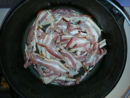 Dutch Oven Boden mit Bacon ausgelegt