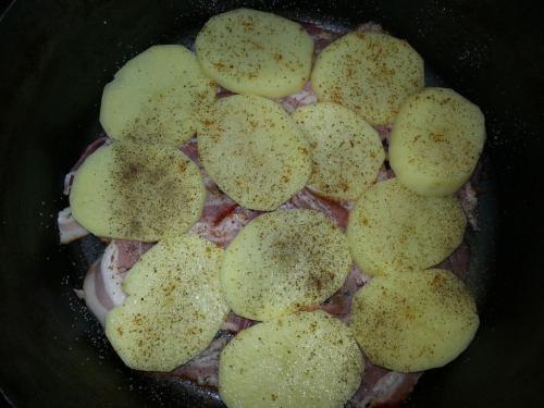 Kartoffelschicht mit Salz, Pfeffer und Muskatnuss