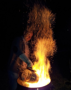 Stichflamme beim Aussch&uuml;tten des Weber Anz&uuml;ndkamin 
