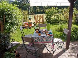 Schatten beim Frühstück auf der Terrasse