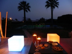 LED Leuchtwürfel auf einer Terrasse bei Nacht