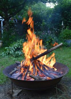 Lagerfeuer im Garten in einer Feuerschale.