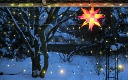 Lichterkette und Schnee