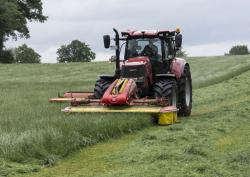 Traktor beim Mähen auf einem Feld