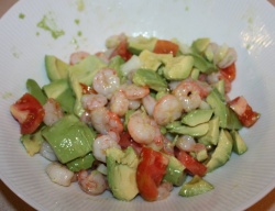 Fertiger Avocado Salat mit Tomaten und Garnelen