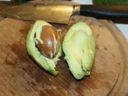 Halbierte Avocado mit Kern