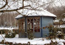 Selbstgebauter Garten Pavillion im Winter mit Schnell bedeckt