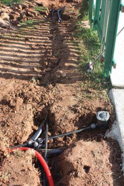 Bewässerungsrohre und Stromleitungen