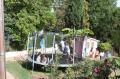 Outdoor Trampolin und Kinder Gartenhaus