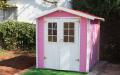 Rosa Gartenhaus für die Kinder aus dem Baumarkt