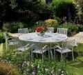 Weißer metaslltisch mit Stühlen in einem englischen Garten