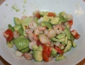 Fertiger Avocado Salat mit Tomaten und Garnelen